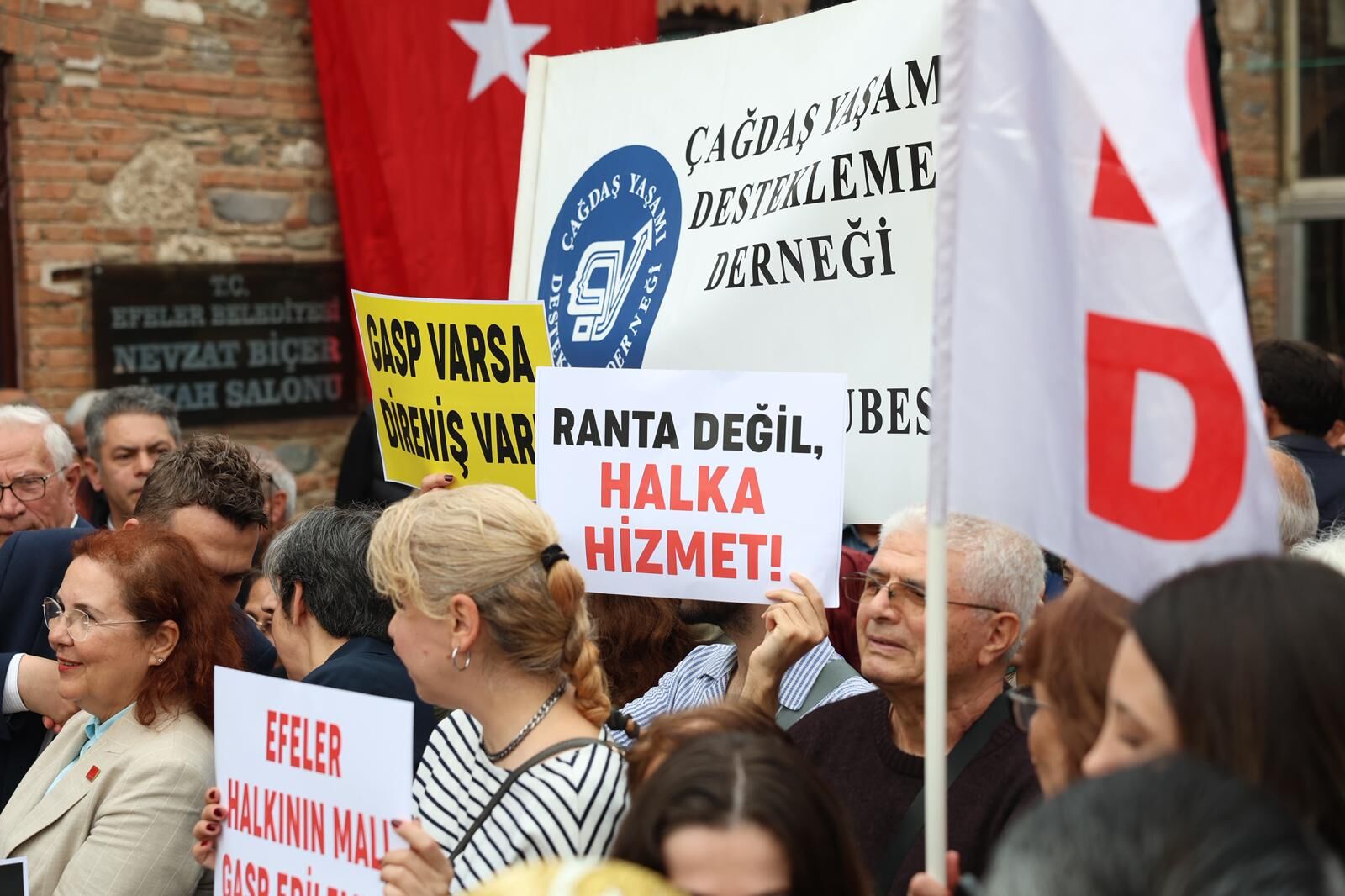 Nevzat Biçer Parkı’nda Dev Katılımlı Protesto Devir Kararına Karşı Ortak Duruş Sergilendi (1)