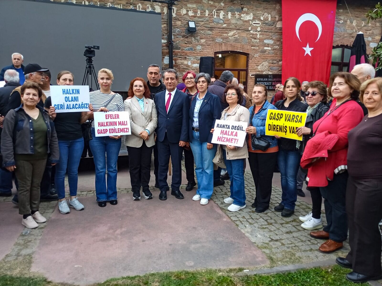 Nevzat Biçer Parkı’nda Dev Katılımlı Protesto Devir Kararına Karşı Ortak Duruş Sergilendi (4)
