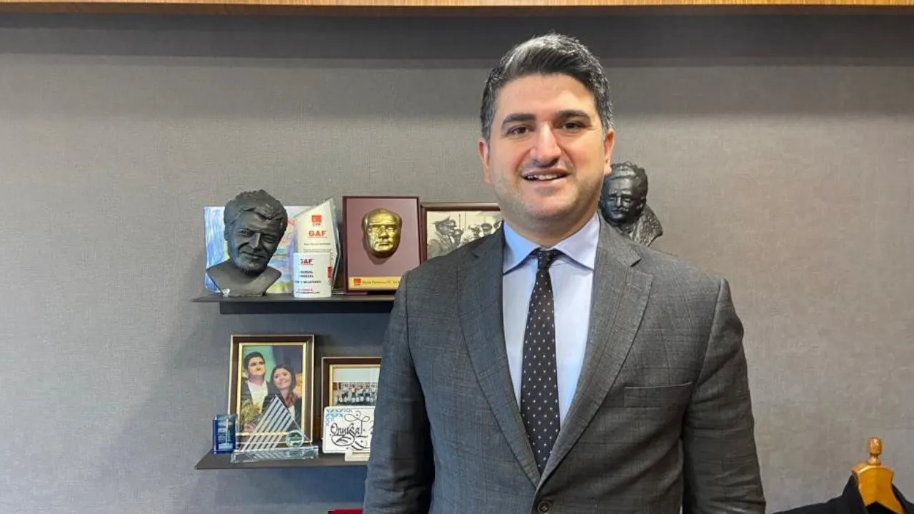 Onursal Adıgüzel Kimdir