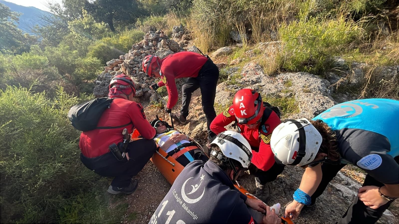 Ormanlık Alanda Zorlu Mücadele! Düşen Kadın 4 Saatte Çıkarıldı (1)