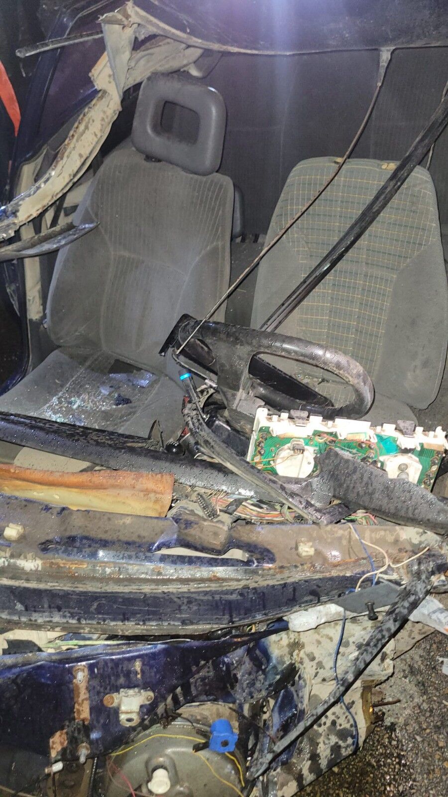 Otomobil Bariyerlere Ok Gibi Saplandı Sürücü Feci Şekilde Can Verdi (2)