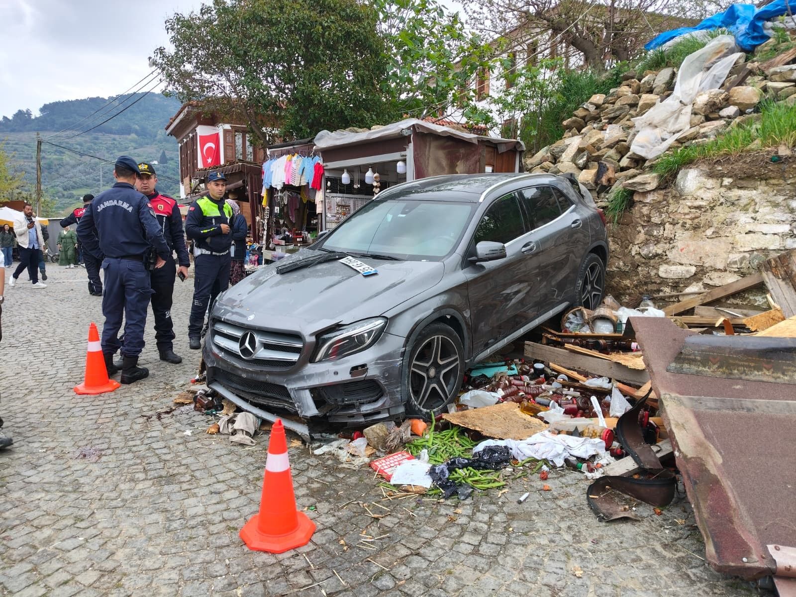 Otomobil Sarış Tezgahına Devrildi 1 Çocuk Yaralandı (3)