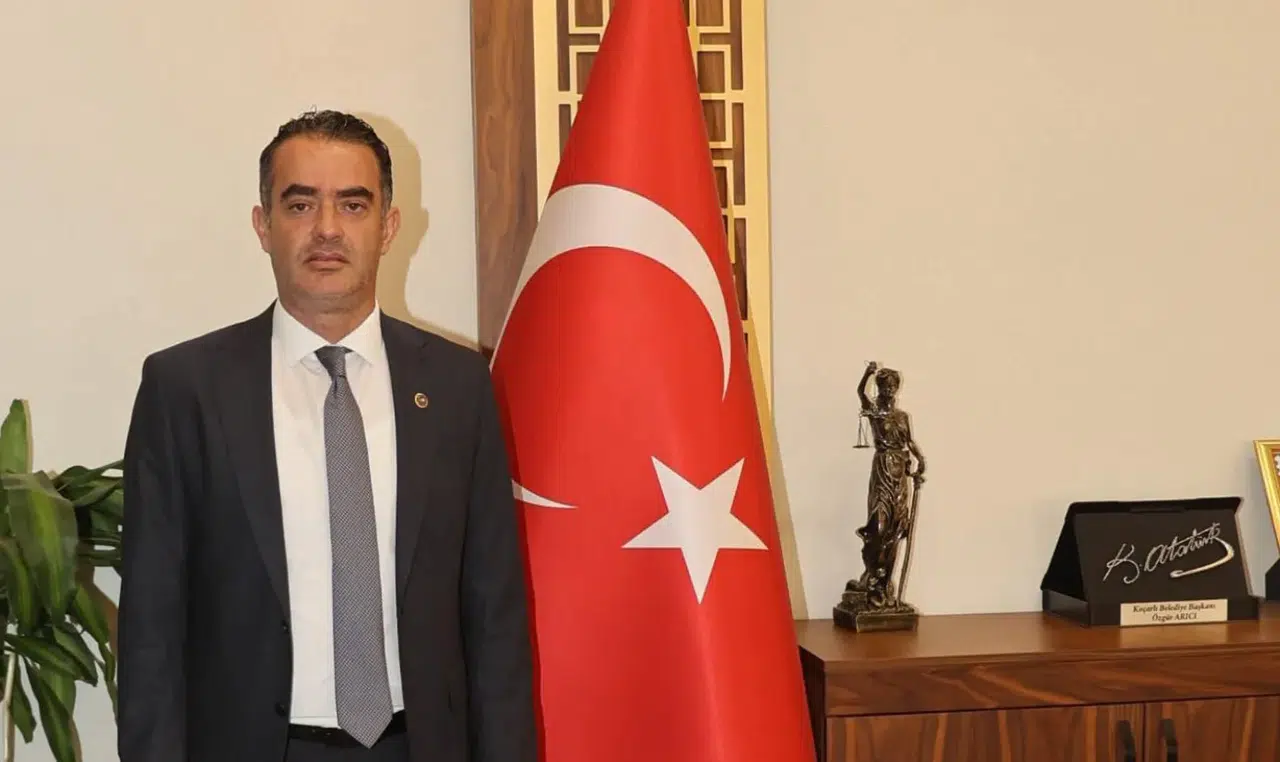 Özgür Arıcı Kimdir