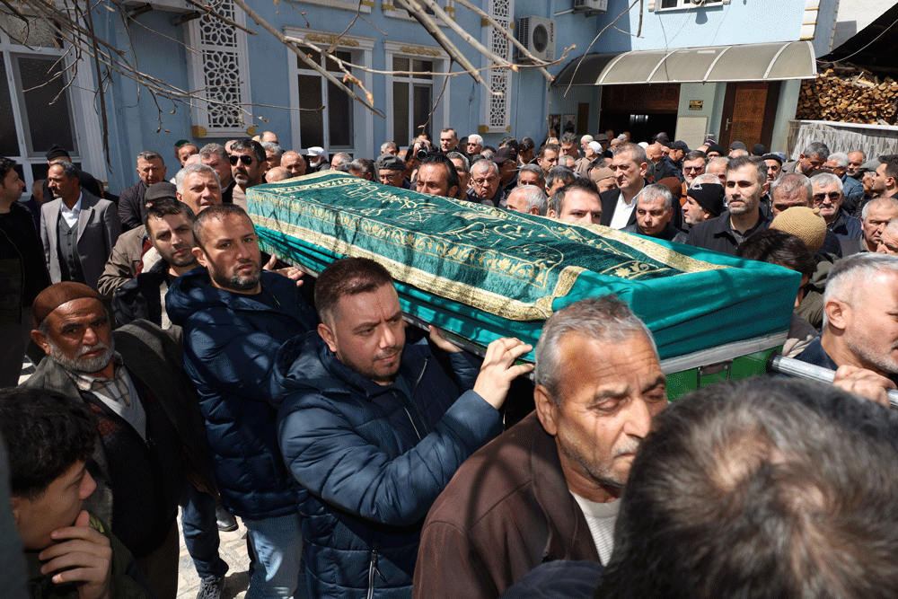 Peş peşe hayatını kaybeden kardeşler yan yana defnedildi