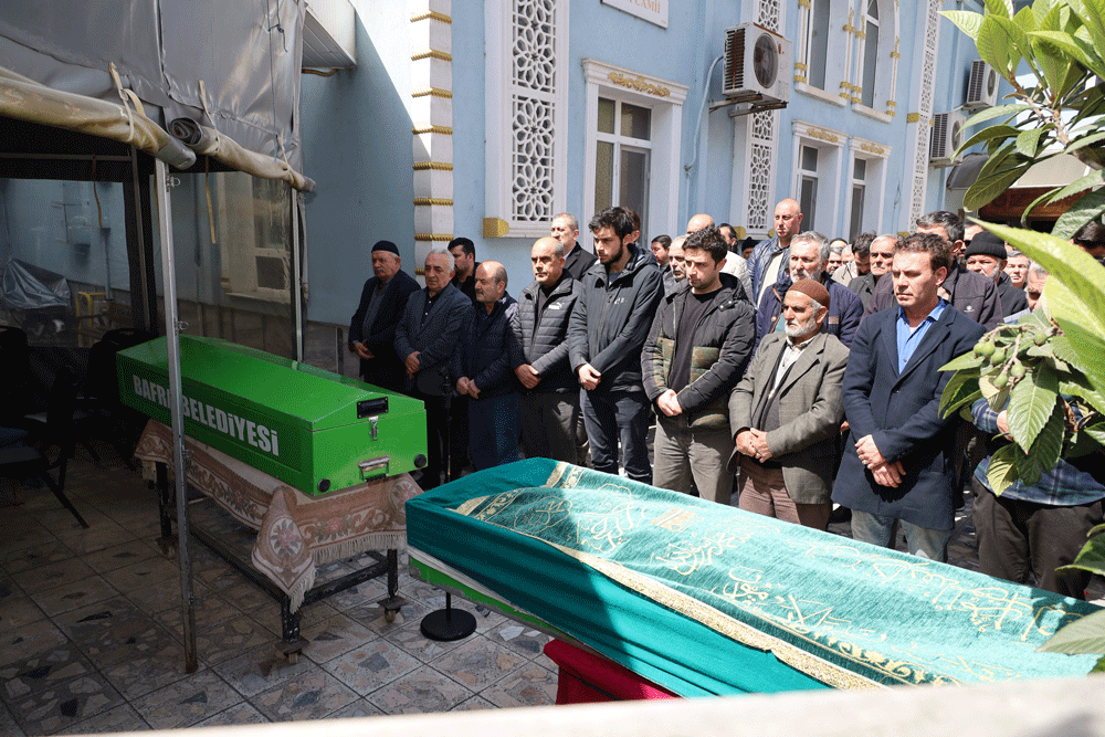Peş peşe hayatını kaybeden kardeşler yan yana defnedildi