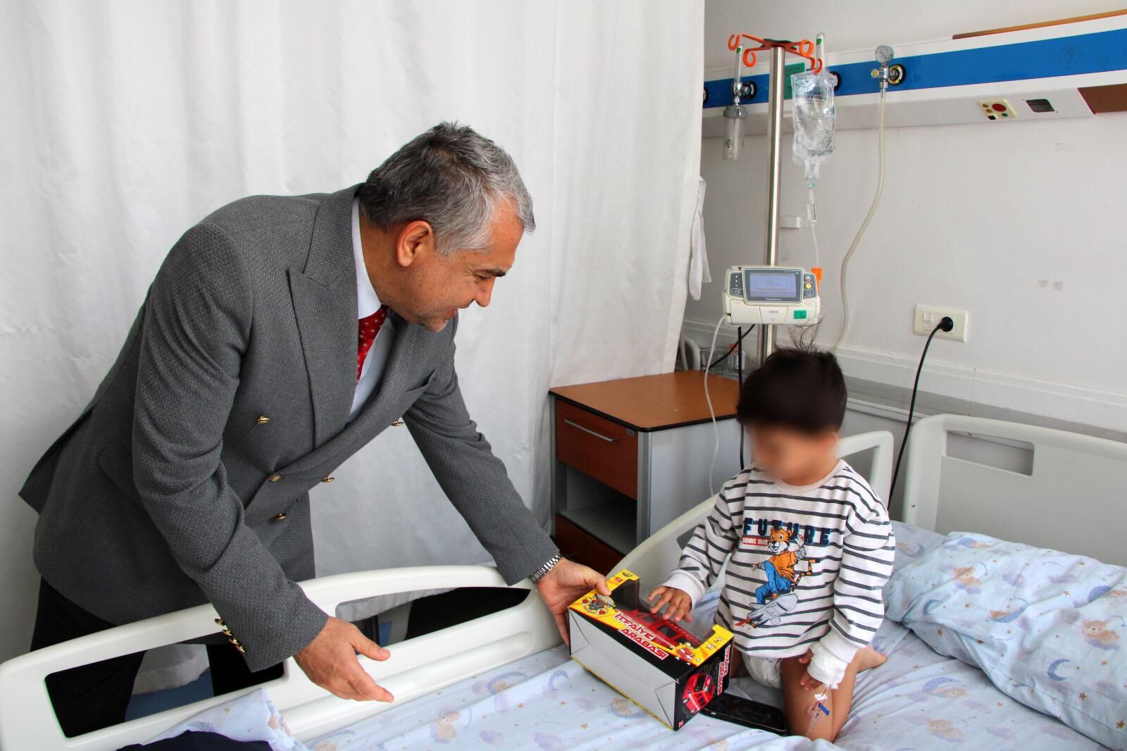 Rektör Kent’ten hasta çocuklara 23 Nisan sürprizi