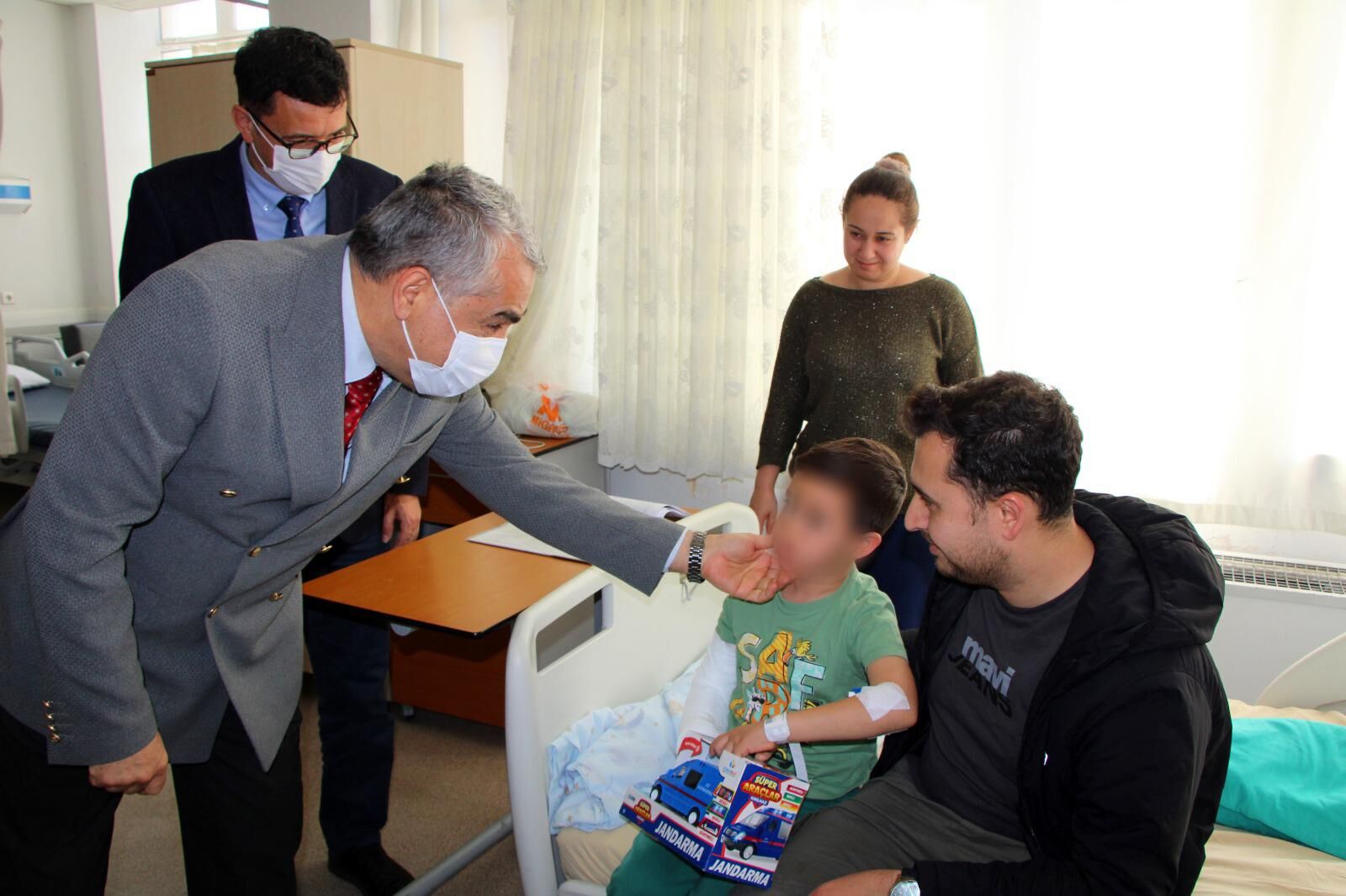 Rektör Kent’ten hasta çocuklara 23 Nisan sürprizi