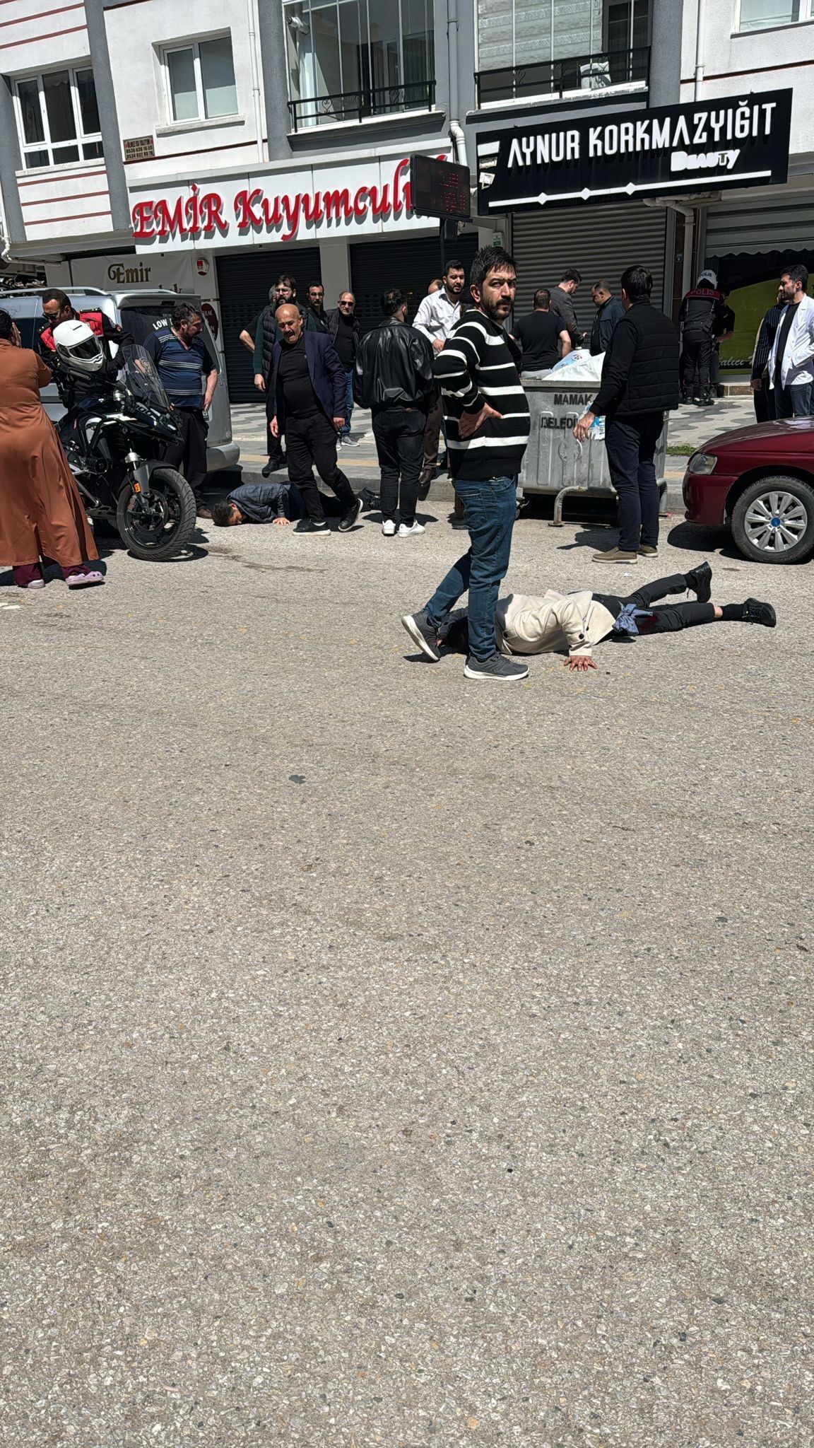 Sokak Ortasında Aile Dehşeti Damat Kayınpederini Vurdu, Kayınbirader Eniştesini Bıçakladı! (2)