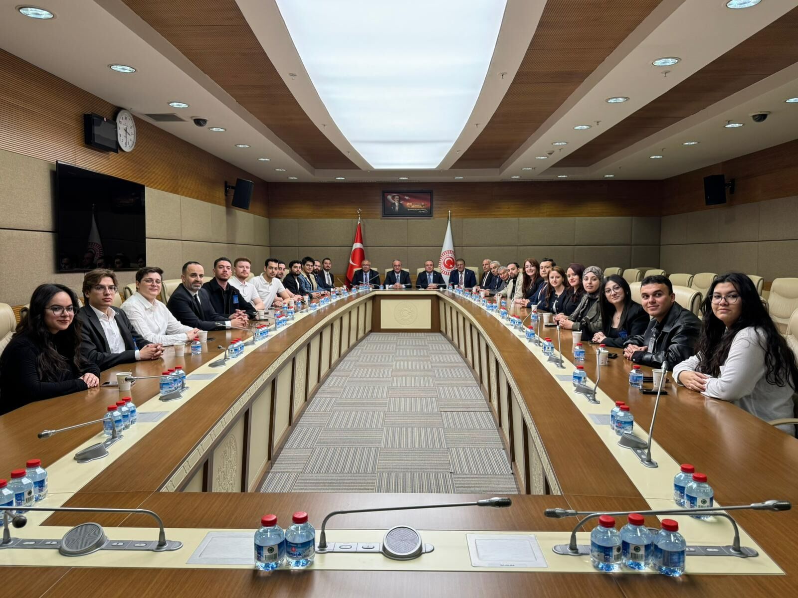 Tbmm’de Aydınlı Gençlerle Samimi Buluşma! Chp’li Vekiller Gazi Meclis’inde Hemşehrilerini Ağırladı (4)