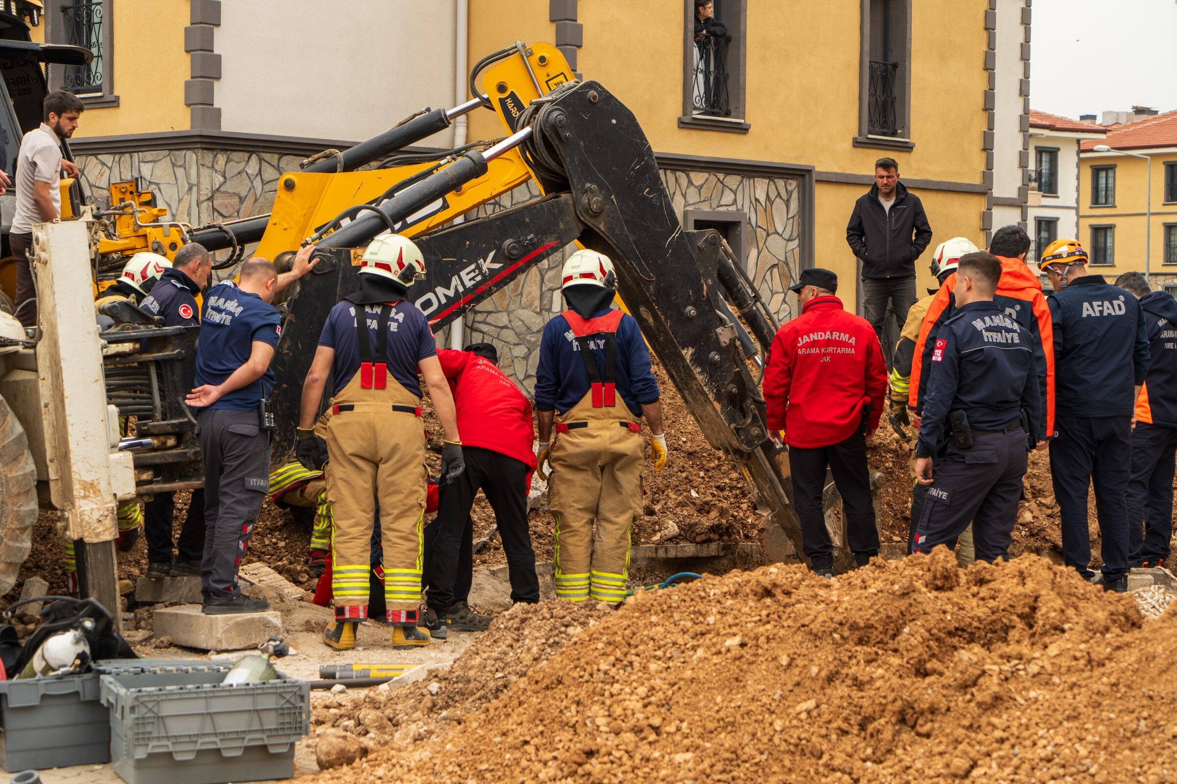 Toprak altında kalan işçiye ulaşıldı! Cansız bedeni çıkarıldı