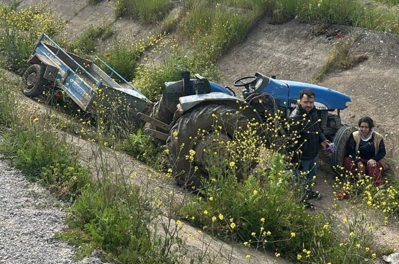 Traktörün Lastiği Koptu, Araç Kanala Devrildi! 2 Yaralı (1)