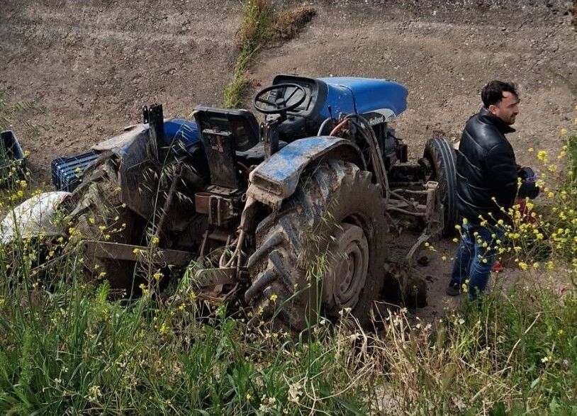 Traktörün Lastiği Koptu, Araç Kanala Devrildi! 2 Yaralı (2)