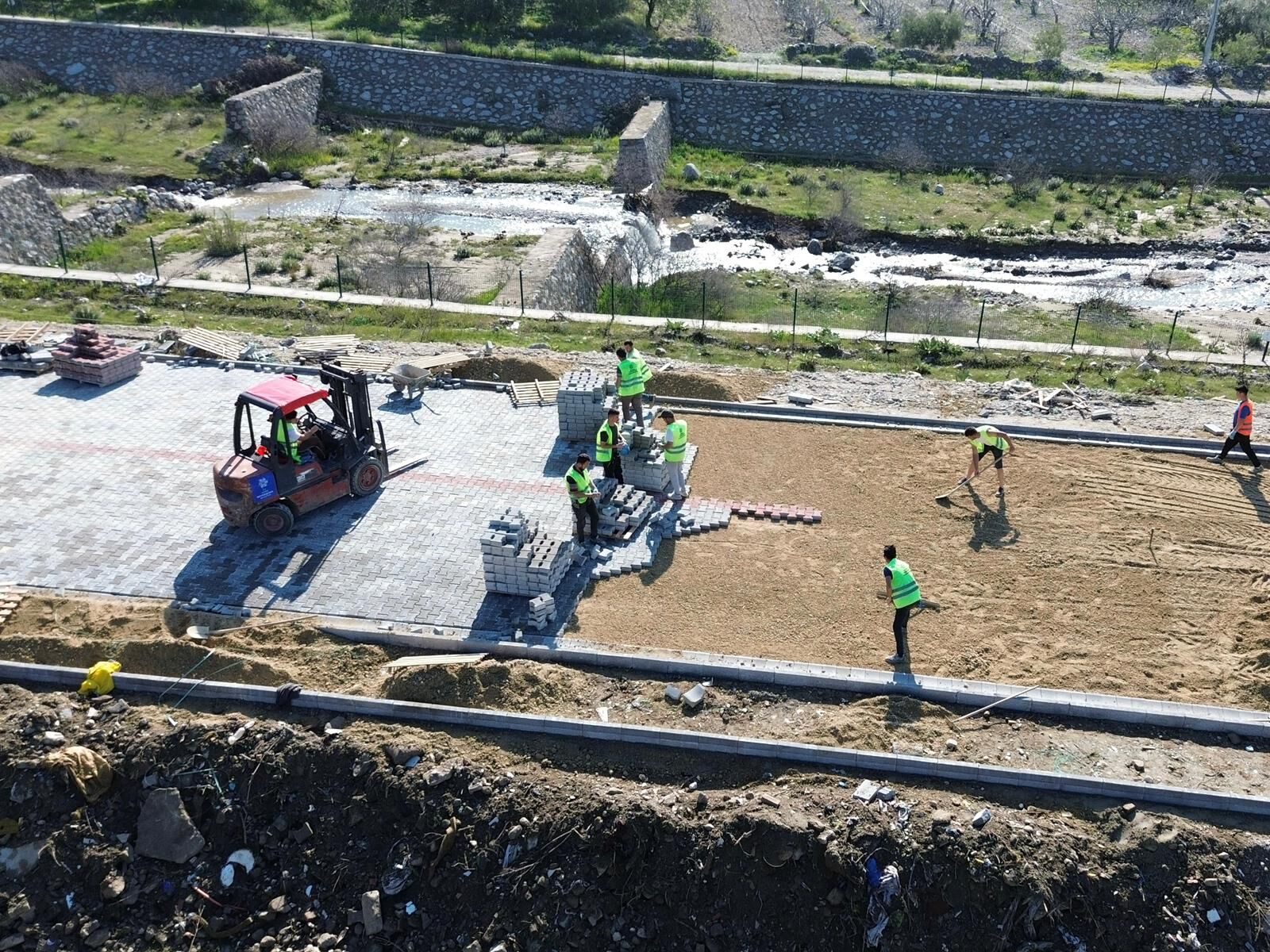 Tüm ilçelerde yol yapım ve yenileme çalışmalarını sürdürüyor