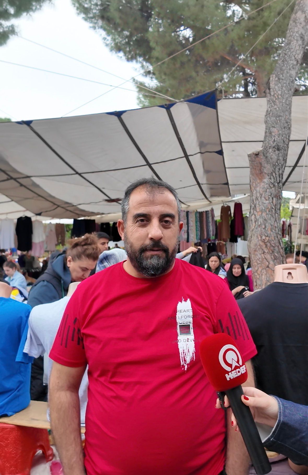 Aydın’da bu tezgahta 4 tişört 100 lira: Vatandaş mağazayı bıraktı pazara koştu