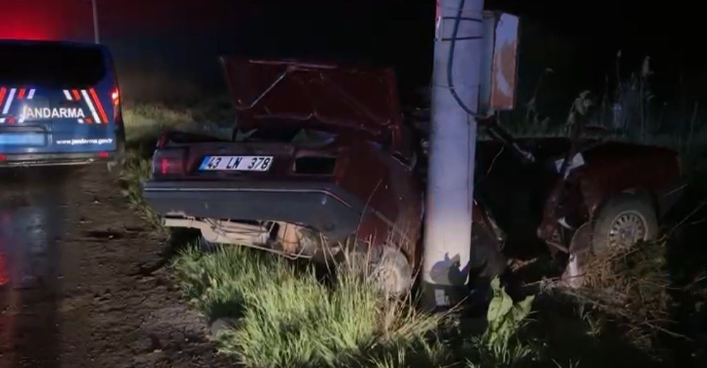Yağışlı Hava Facia Getirdi! Beton Direğe Çarpan Sürücü Öldü (5)