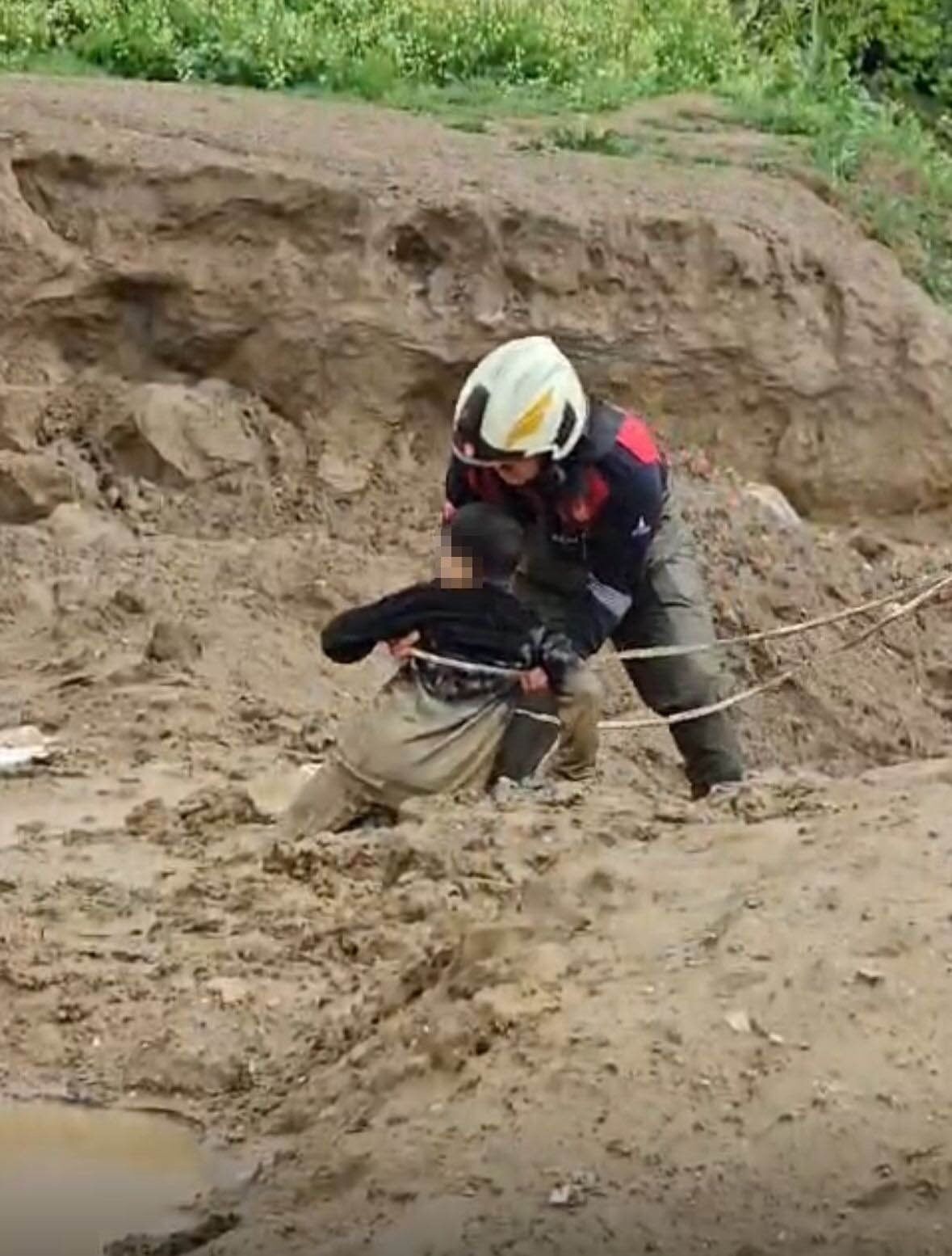 Yağmur sonrası korkutan olay! Mahsur kalan çocuklar için ekipler seferber oldu