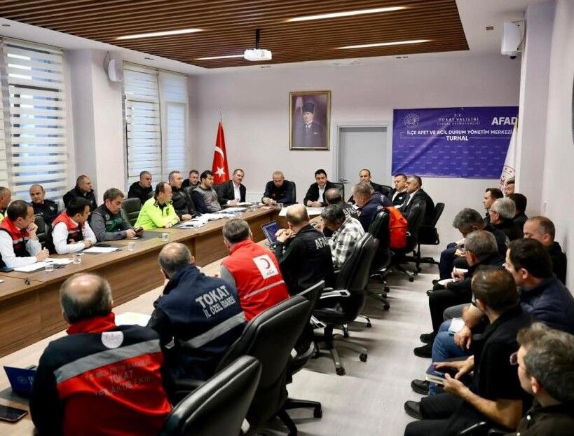 Afet beklenen ilçede jandarmalar vatandaşlardan evlerini boşaltmasını istiyor
