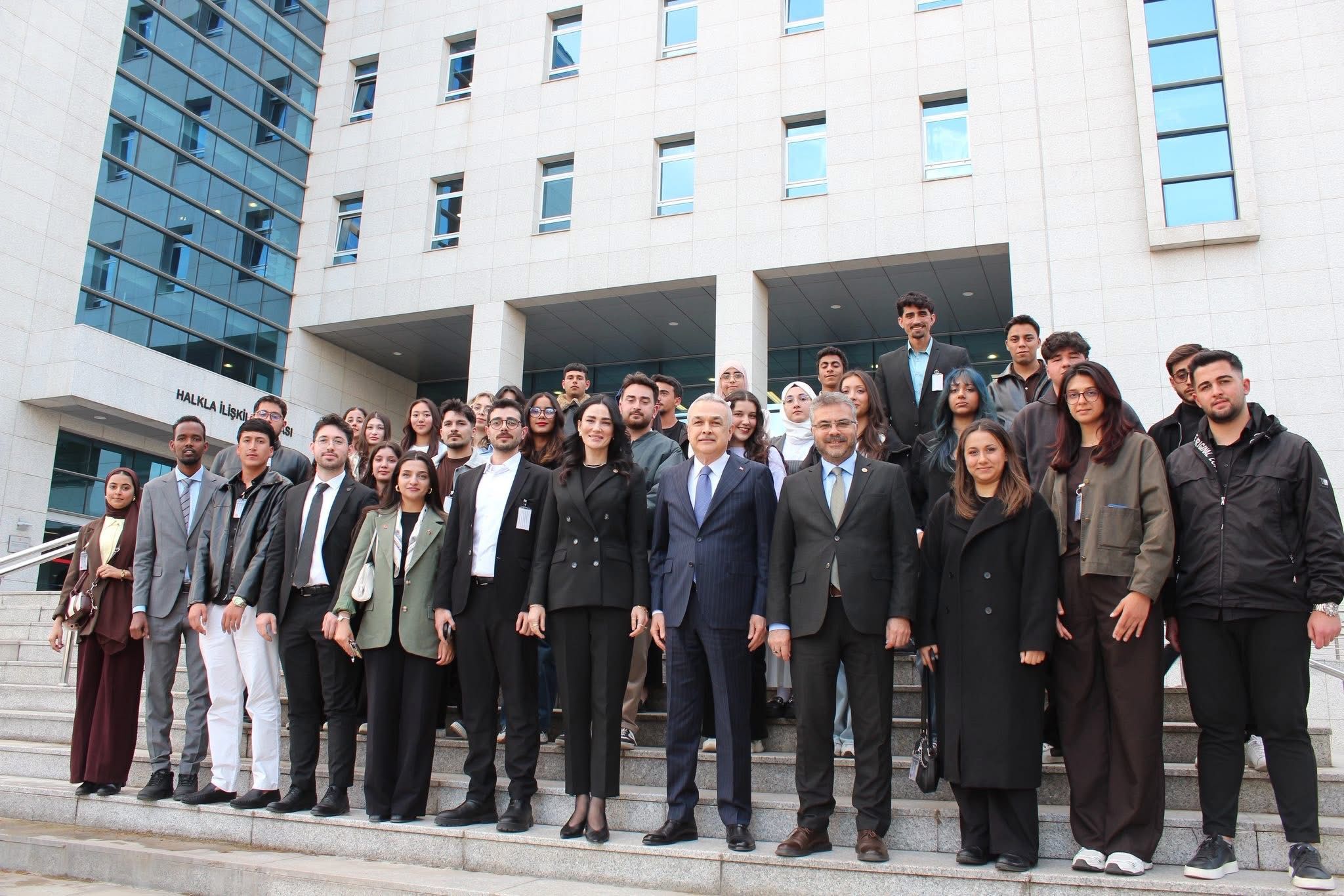 Ak Parti Aydın Milletvekilleri Mustafa Savaş, Seda Sarıbaş Ve Ömer Özmen Aydın’dan Gelen Üniversiteli Gençleri Türkiye Büyük Millet Meclisi’nde Ağırladı. (1)