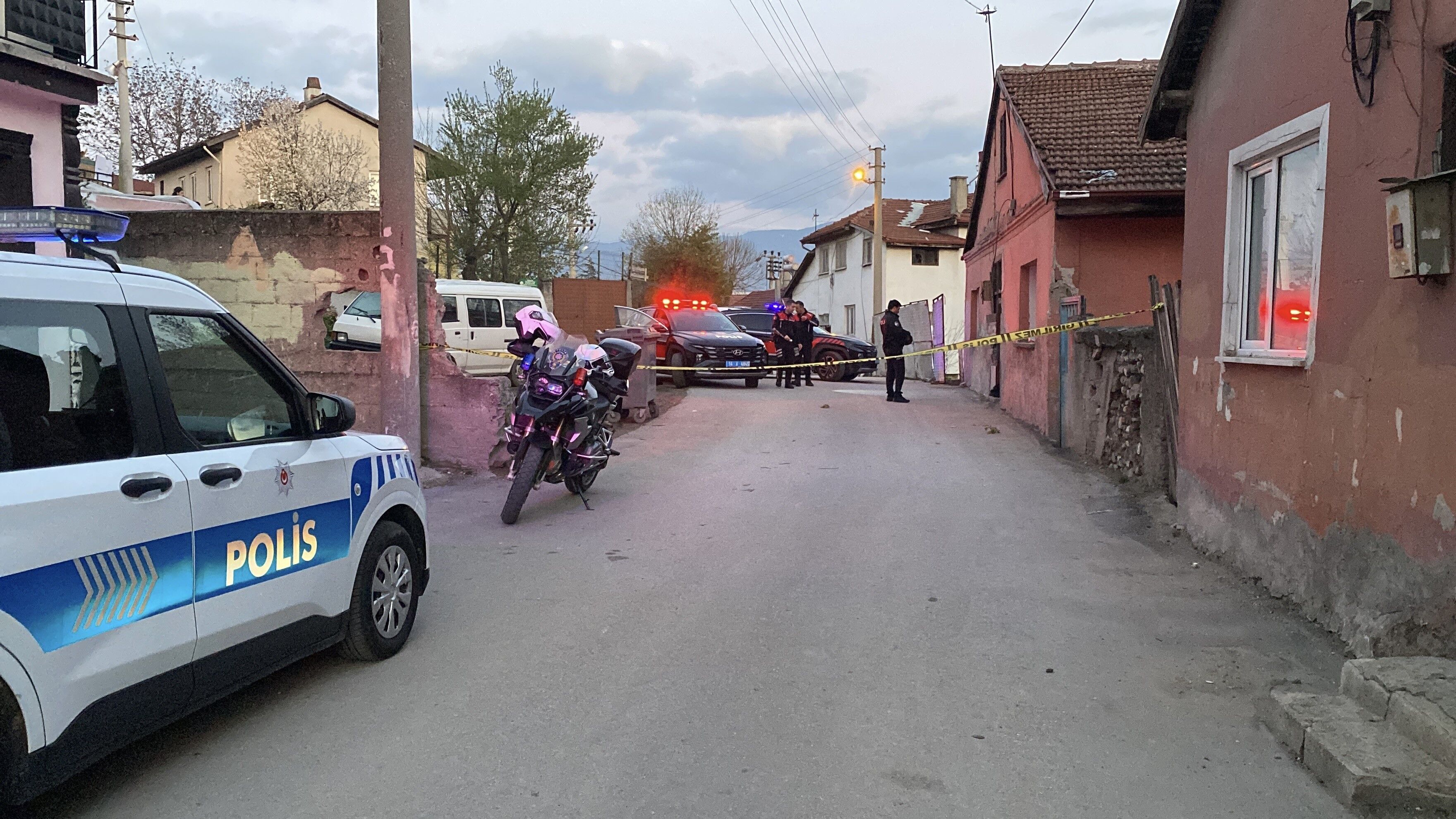 Akşam Saatlerinde Korkunç Plan! Boşanma Aşamasındaki Eşinin Evine Silahla Ateş Açtı (4)