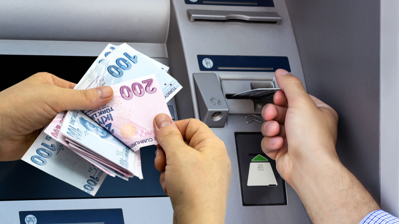 Atm Para Çekme Ve Sayma Manşet
