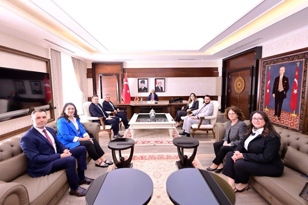 Aydın Barosu’ndan Vali Varol’a Ziyaret Efe Heykeli Takdim Edildi (1)