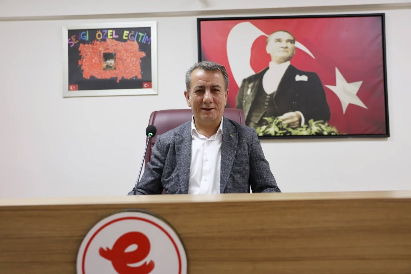 Aydın siyasetinde çay savaşı: Masalara broşür bırakıldı