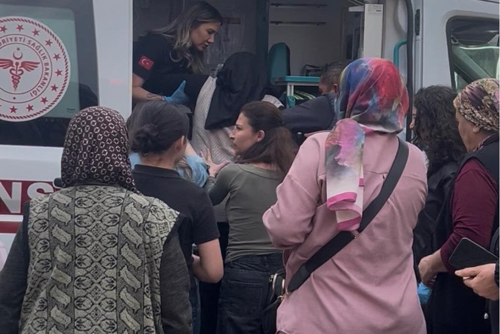 Aydın’da Bir Apartmanda Yangın Çıktı Yaşlı Kadın Hastaneye Kaldırıldı (1)