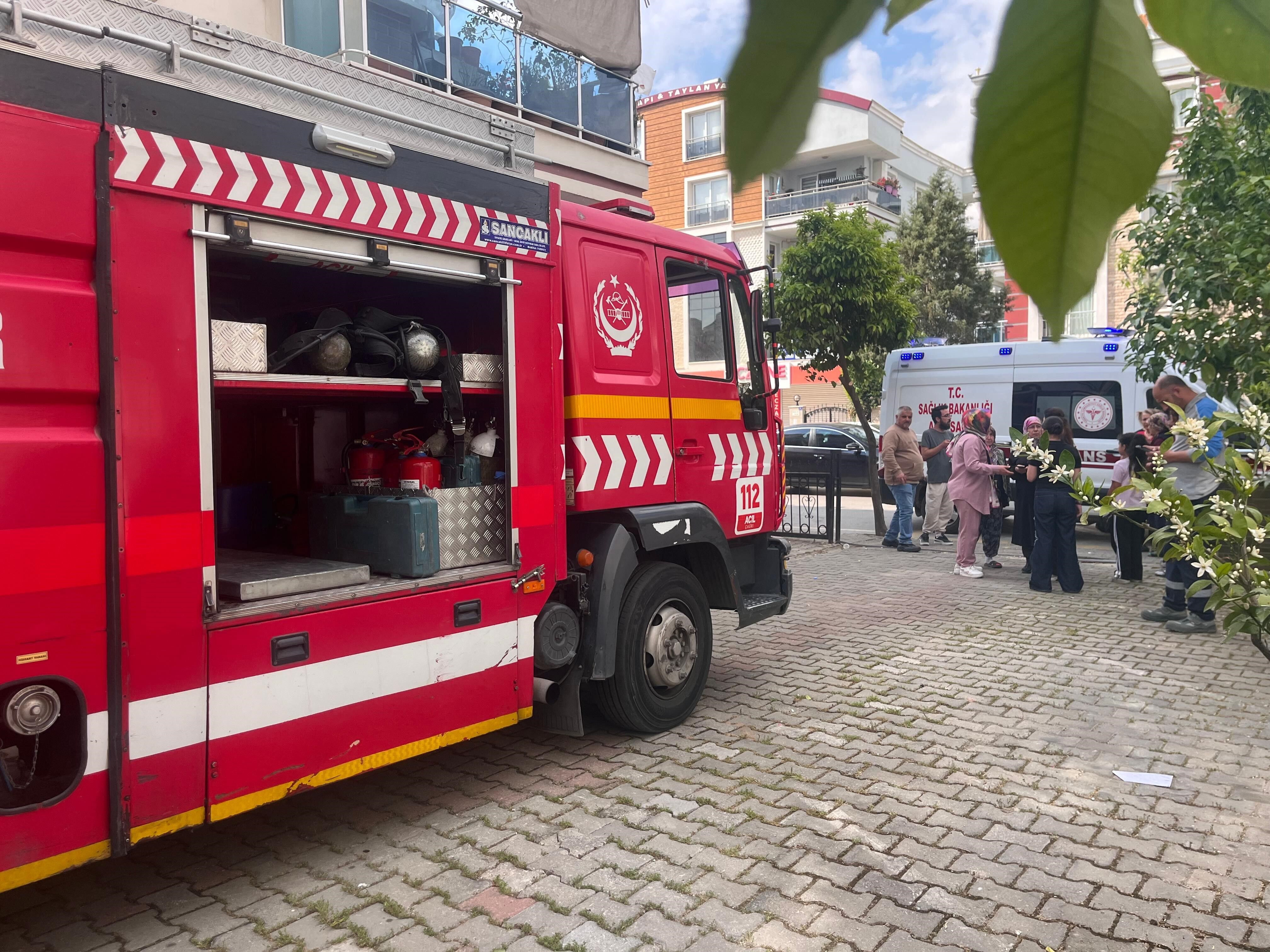 Aydın’da Bir Apartmanda Yangın Çıktı Yaşlı Kadın Hastaneye Kaldırıldı (3)