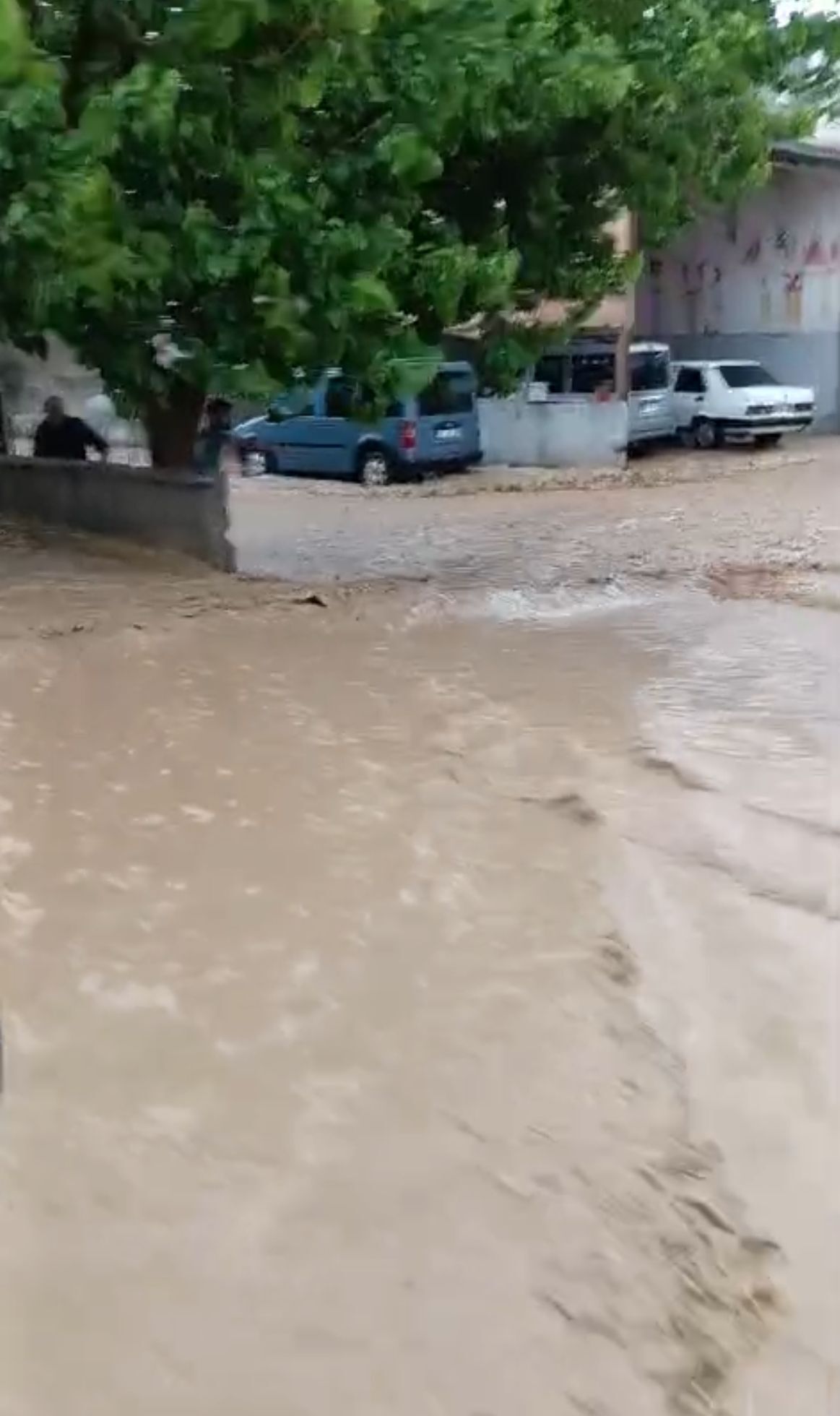Aydın’da Çatı Yerinden Uçtu Yollar Göle Döndü (3)