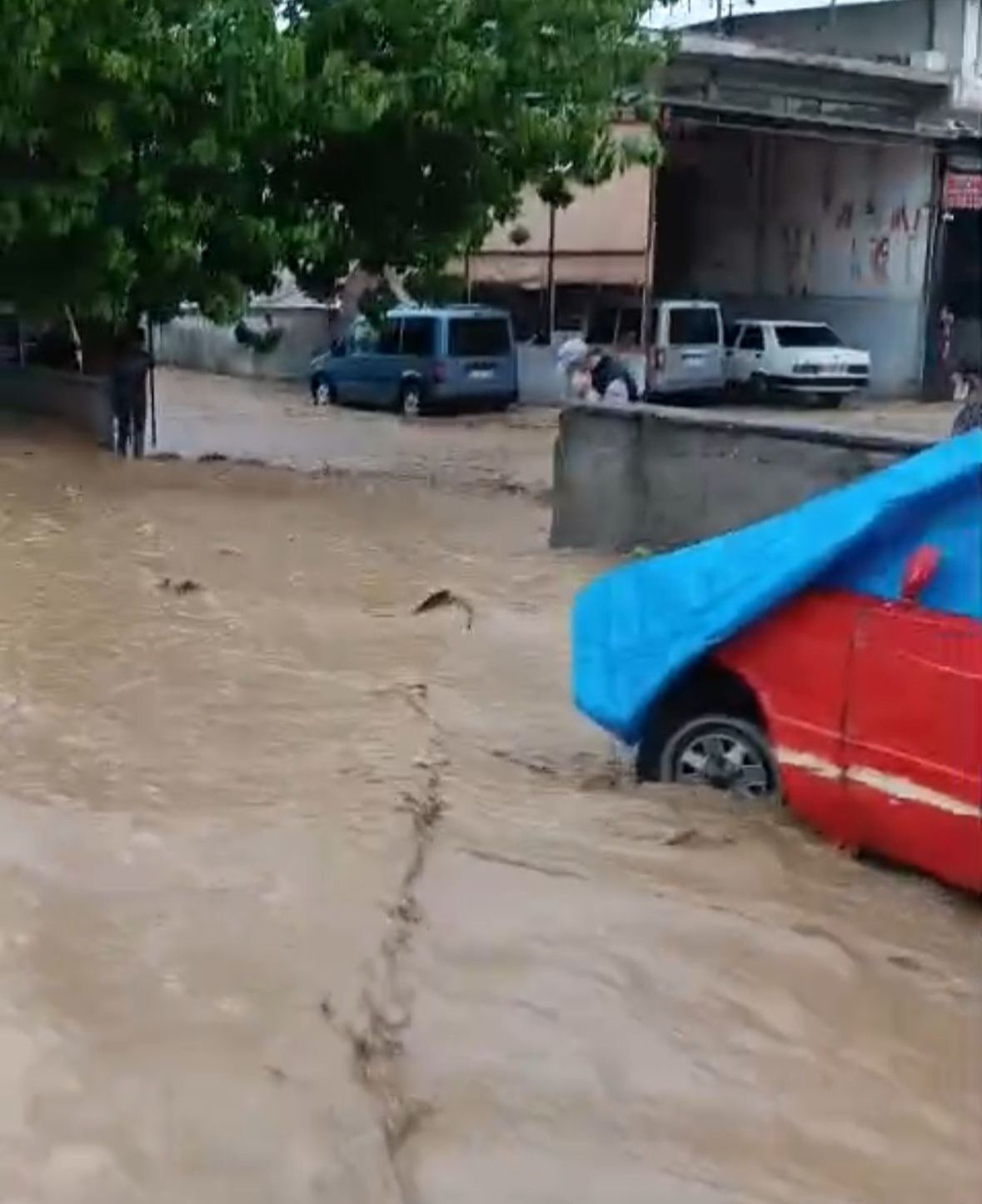 Aydın’da Çatı Yerinden Uçtu Yollar Göle Döndü (4)