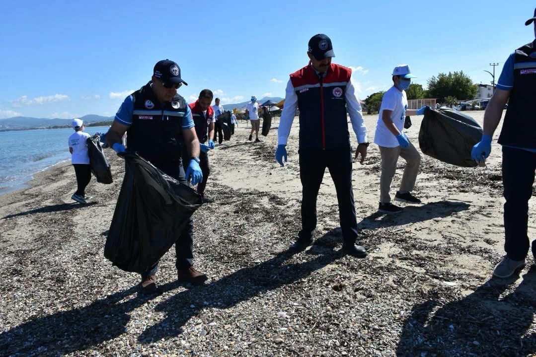 Aydın’da çevre için anlamlı etkinlik: Minik eller sahilde temizlik seferberliğinde