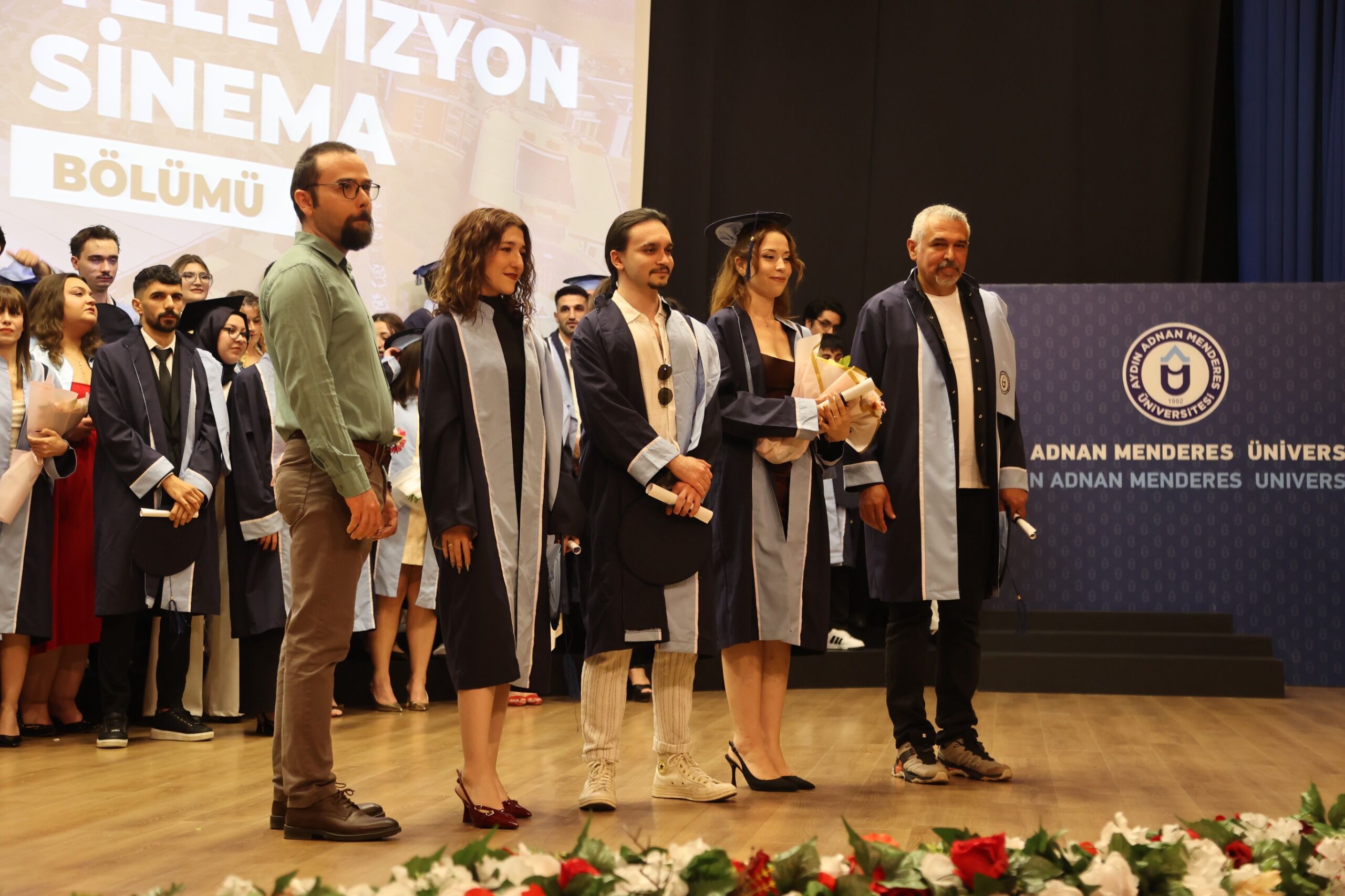 Aydinda Genclere Ornek Olan Mezuniyet Egitim Azminin Yasi Yo 661247 Cd5537