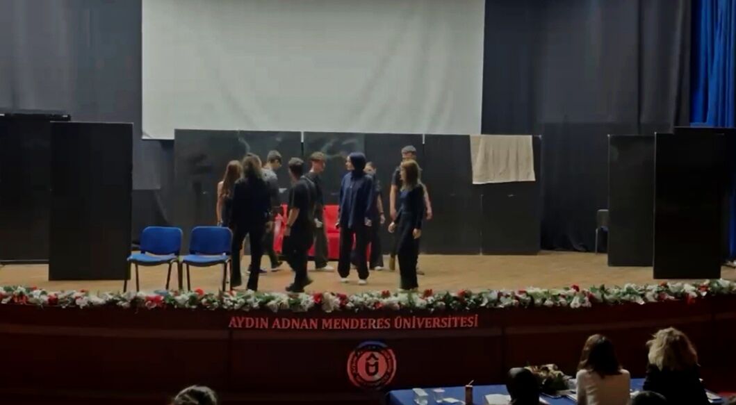 Aydın’da ‘Hasret’ oyunu sahnenin tozunu attırdı