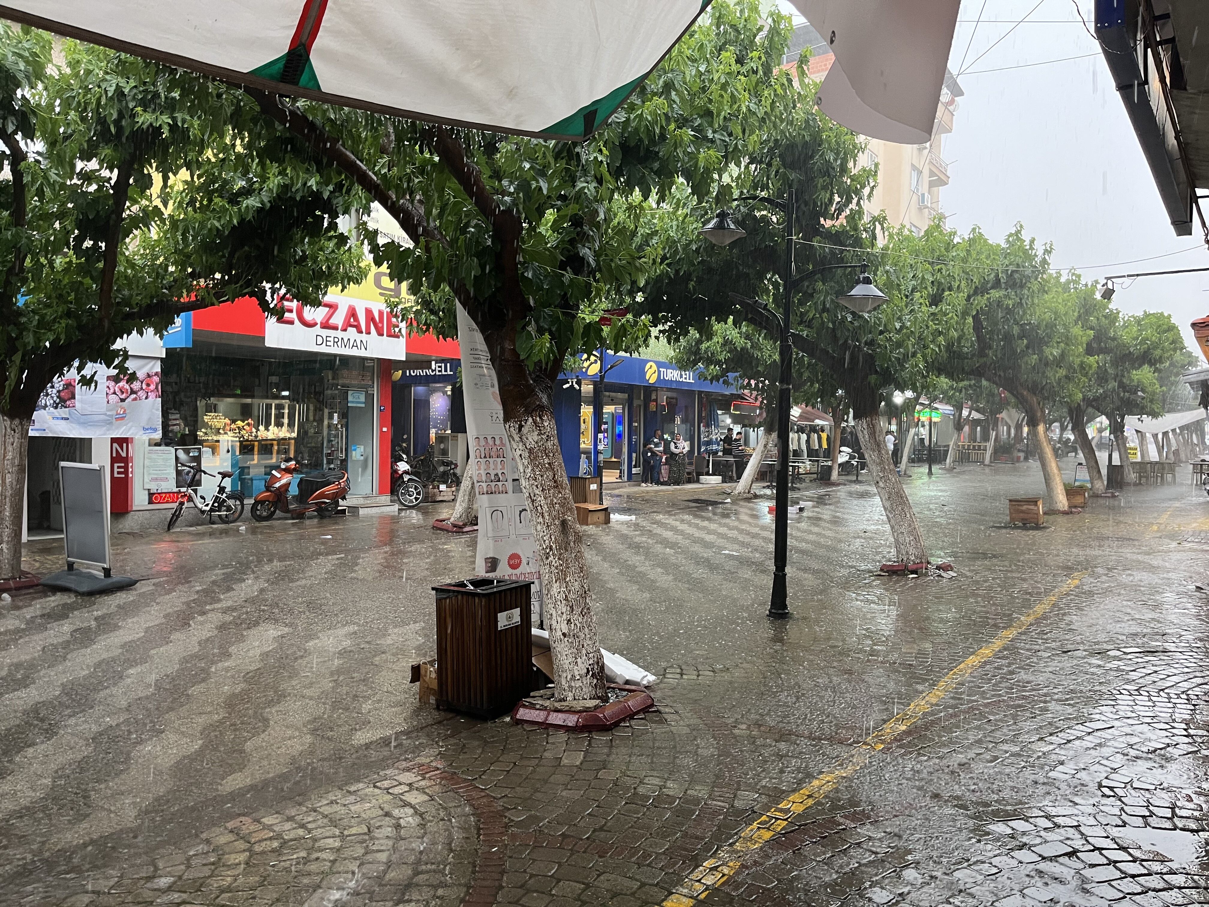 Aydın’da Hava Durumu Hayatı Olumsuz Etkiledi! Sokaklar Göle Döndü (4)