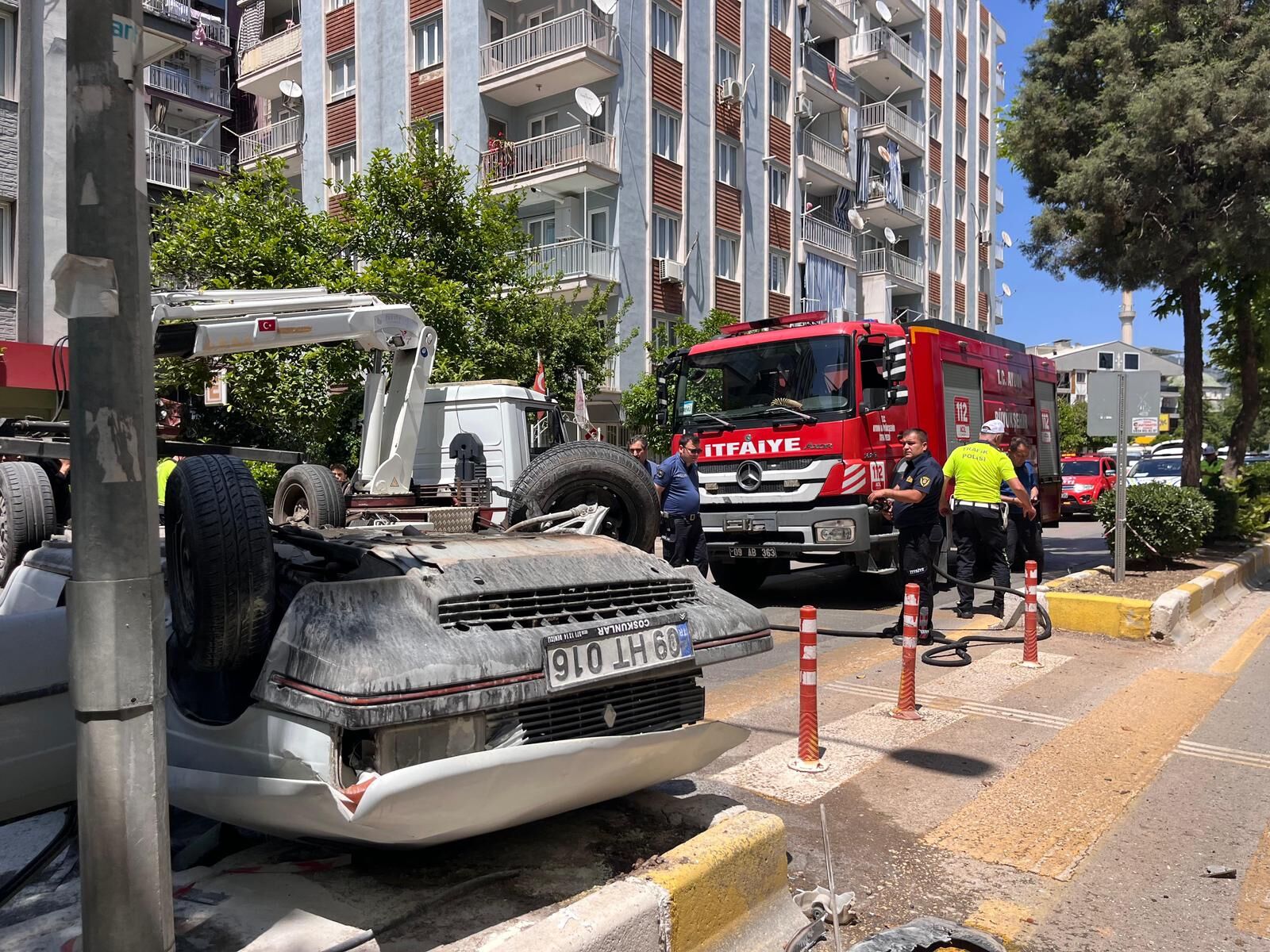 Aydın’da Korkunç Kaza! Refüje Çarpan Araç Ters Döndü (1)