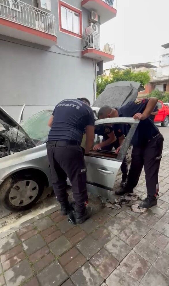 Aydın’da sokak ortasındaki yangın paniğe sebep oldu: Otomobil küle döndü