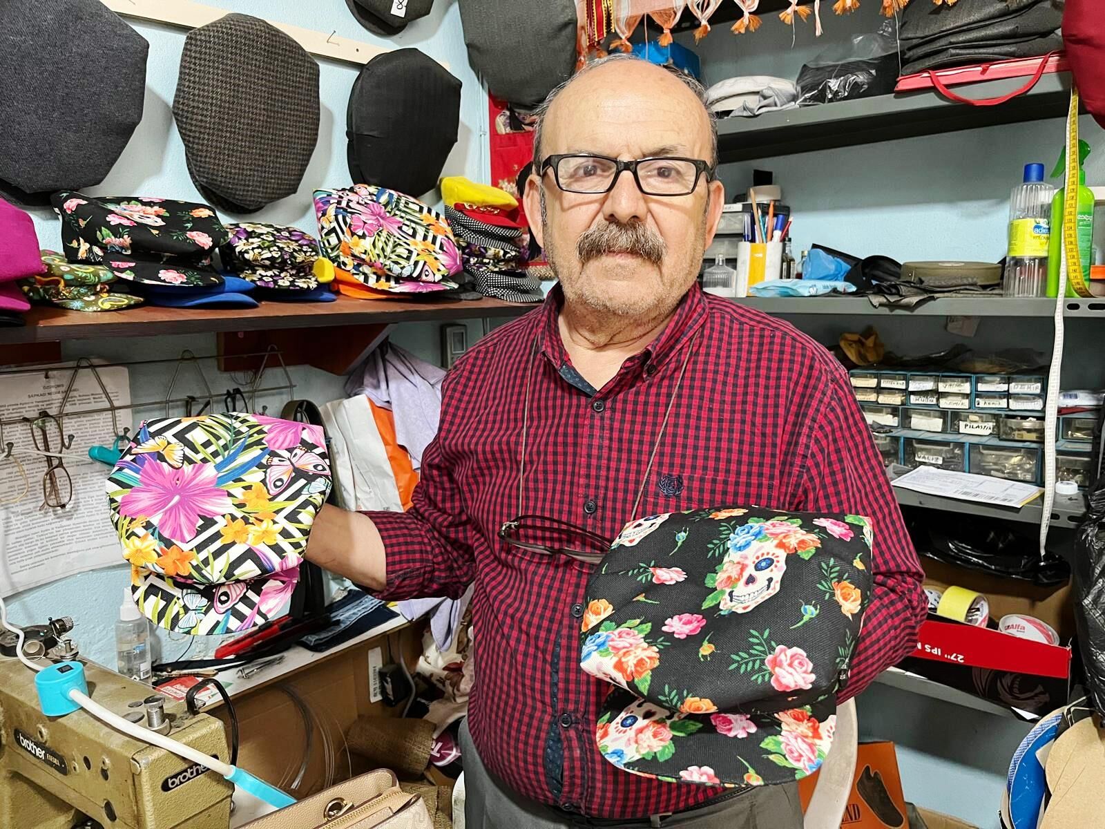 Aydınlı ustadan ‘Sekiz Köşe Şapka’ya renkli dokunuş!