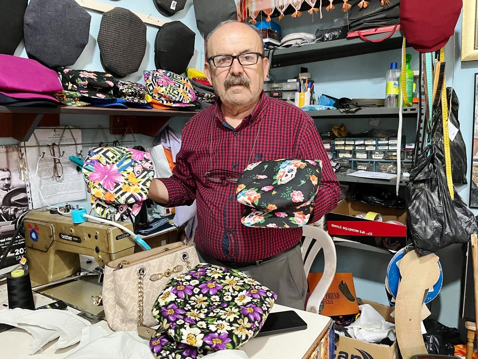 Aydınlı ustadan ‘Sekiz Köşe Şapka’ya renkli dokunuş!