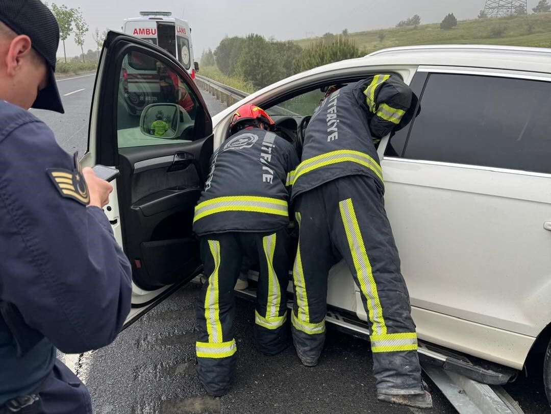 Bariyerlere çarpan lüks otomobilin sürücüsü hayatını kaybetti