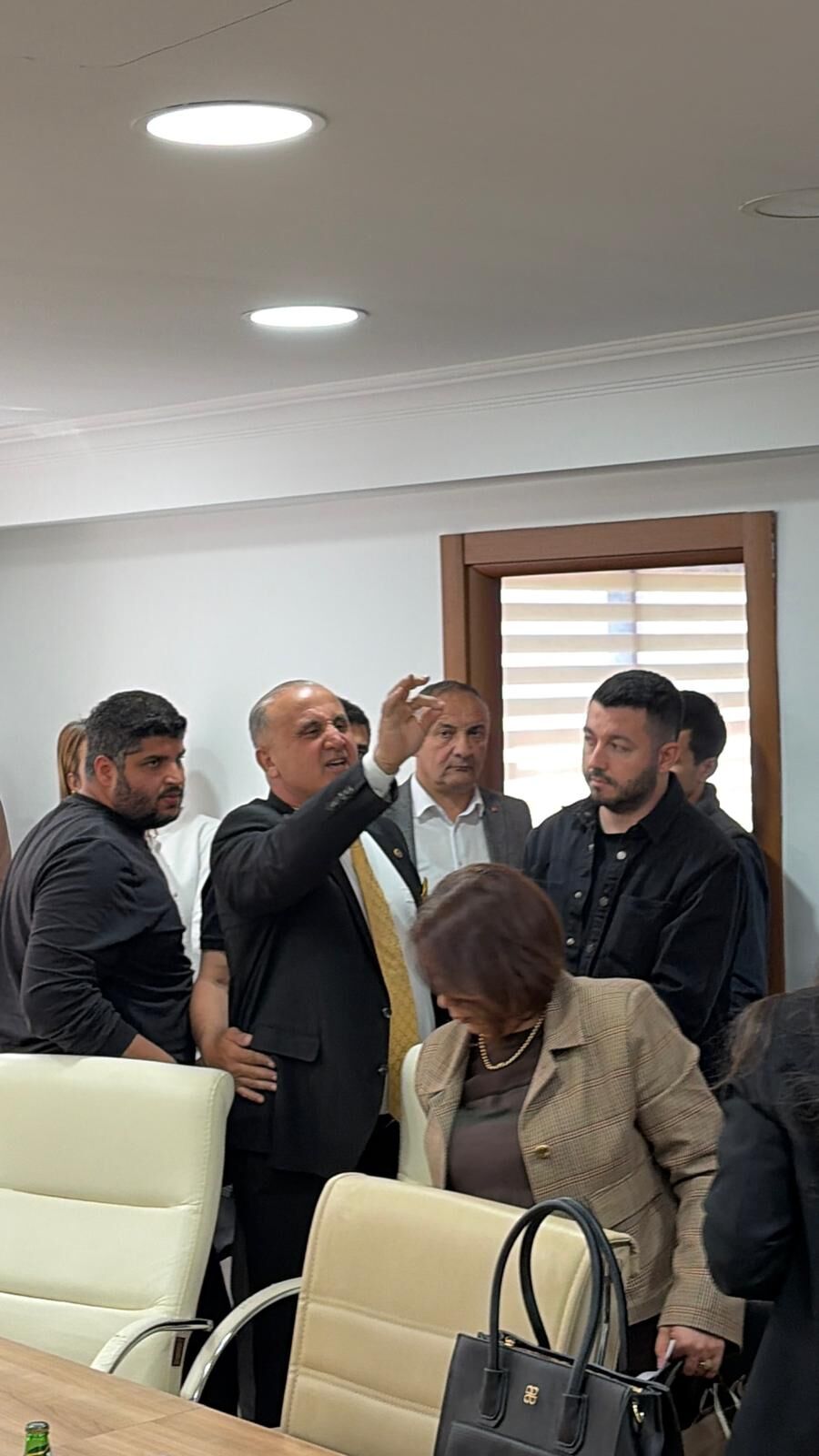 Başkan Kaya ve CHP’li Meclis Üyesi arasında tartışma çıktı “Buraya şeytanlık yapmaya geliyorsunuz!”