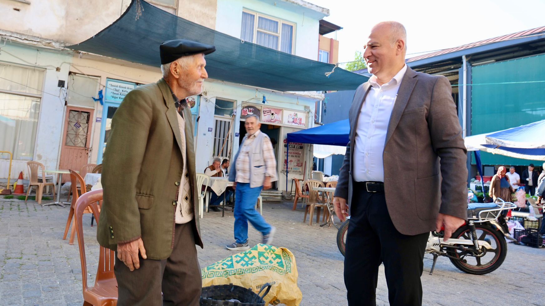 Başkan Kıvrak güne pazarda başladı