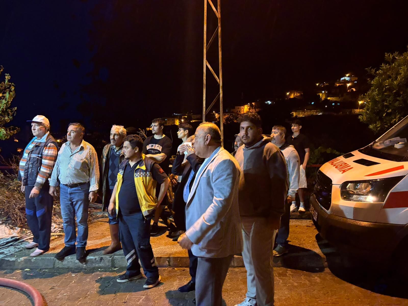 Başkan Özel yangın bölgesinde! Söndürme çalışmaları sürüyor