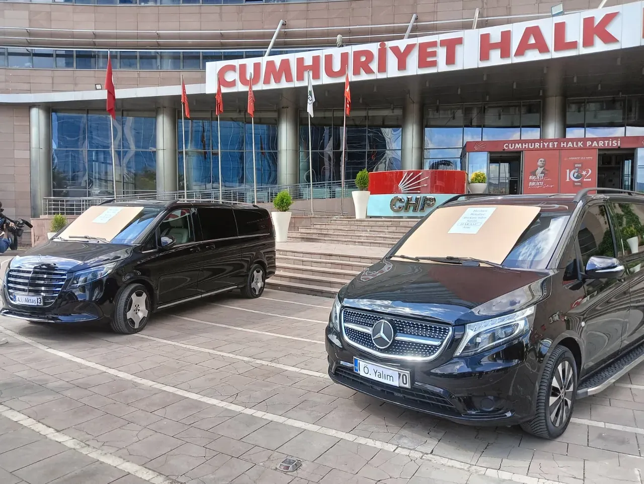 Chp Genel Merkezi Önünde Şok Görüntü “Satılık Haram Araç” Yazısı Krizi Siyaseti Karıştırdı1