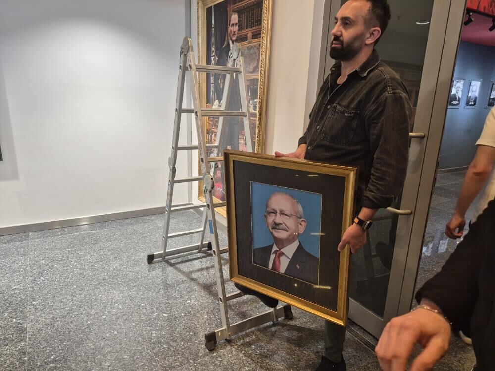 Chp'de Dikkat Çeken Renk Değişikliği! Gören Dönüp Bir Daha Baktı (1)