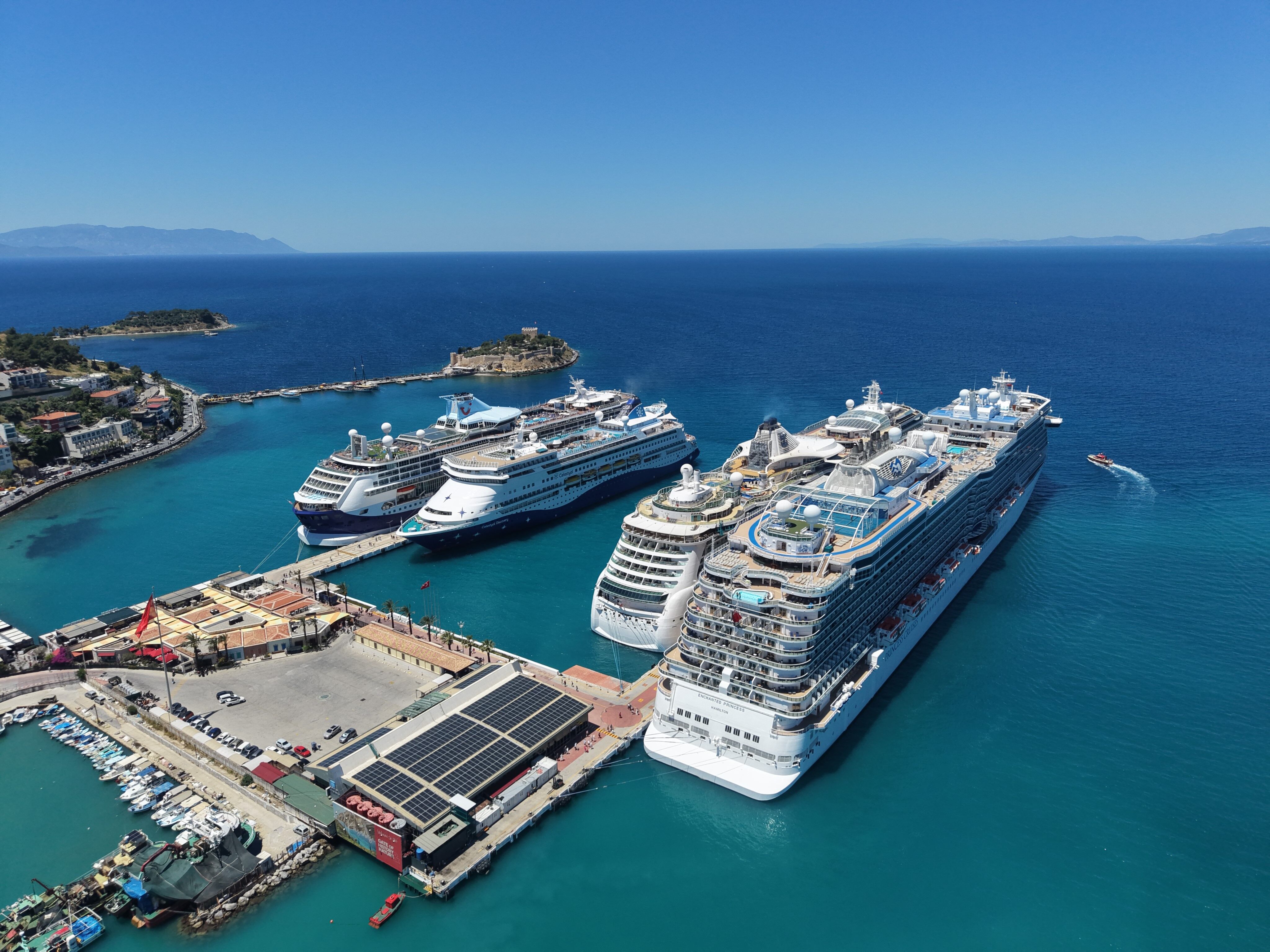 Dev Gemiler Kuşadası Esnafına Can Suyu Oldu 9 Bini Aşkın Turist Ilçeye Geldi (1)