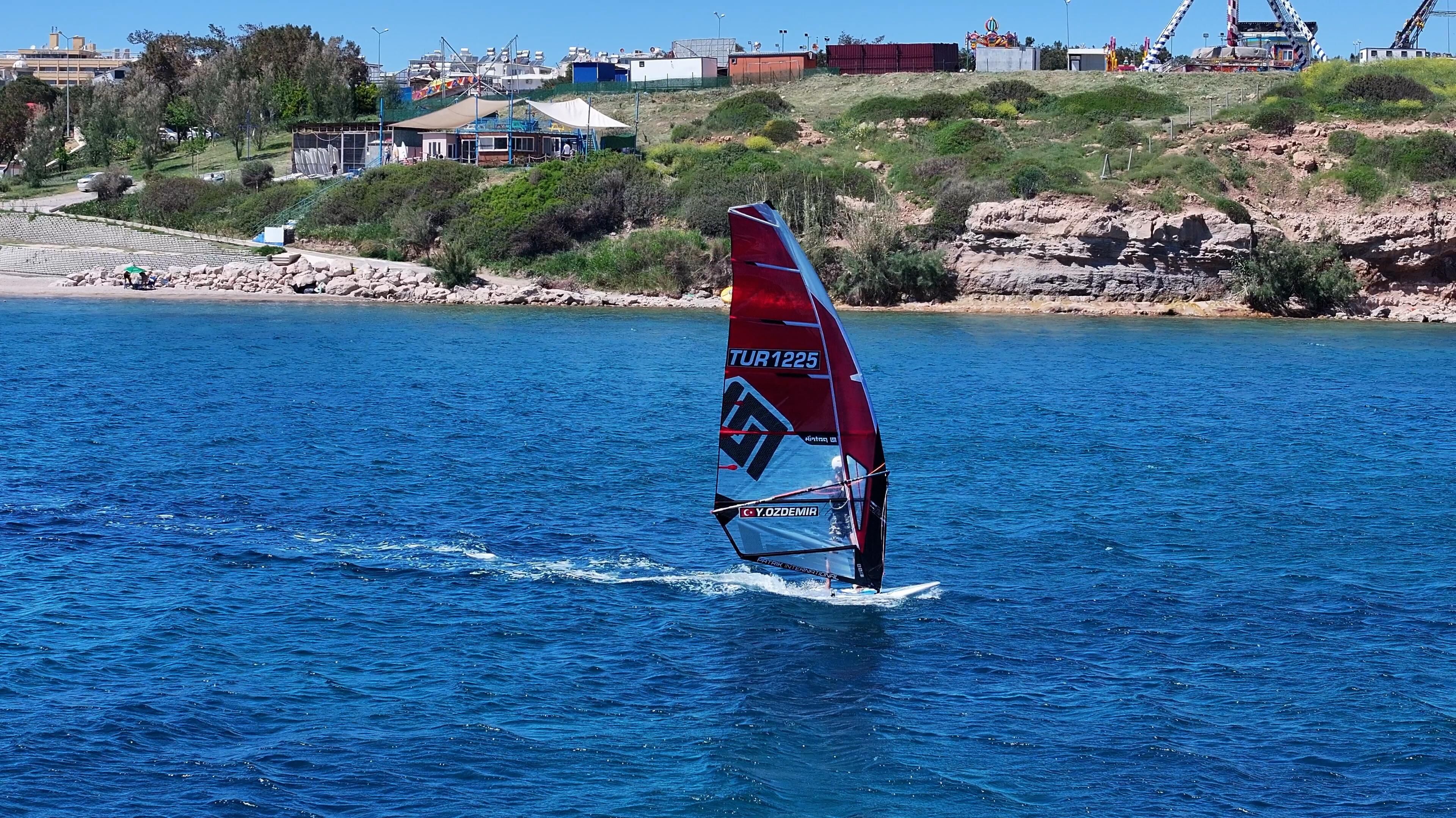 Didim’de yelken heyecanı başladı: Genç sporcular milli takım için yarışıyor 