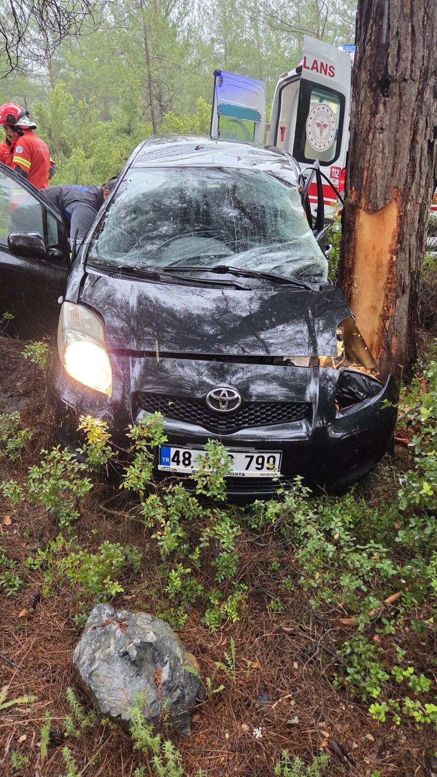 Duvara Çarpan Lüks Araç Hurdaya Döndü! Sürücü Ağır Yaralı (1)