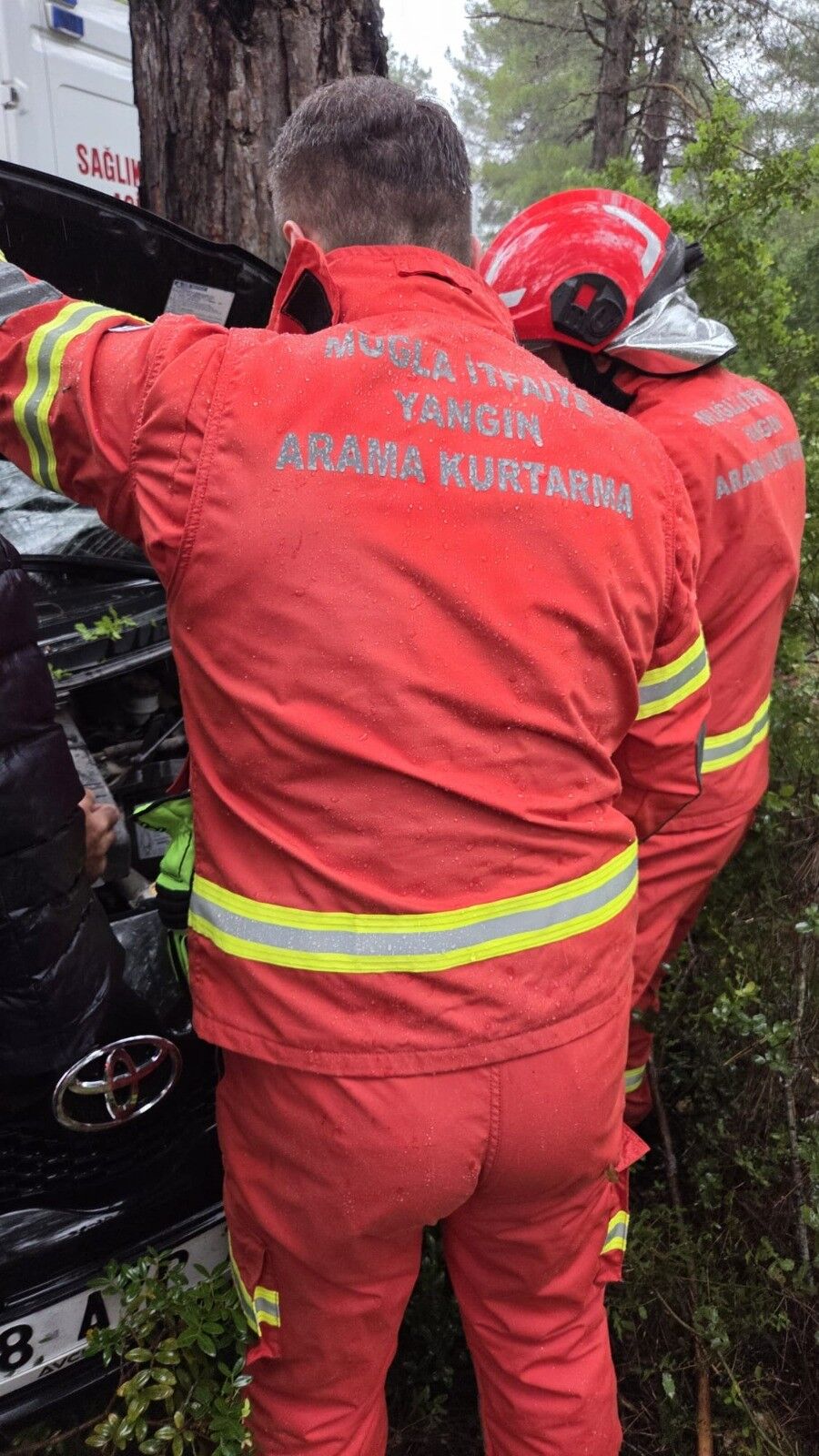 Duvara Çarpan Lüks Araç Hurdaya Döndü! Sürücü Ağır Yaralı (2)