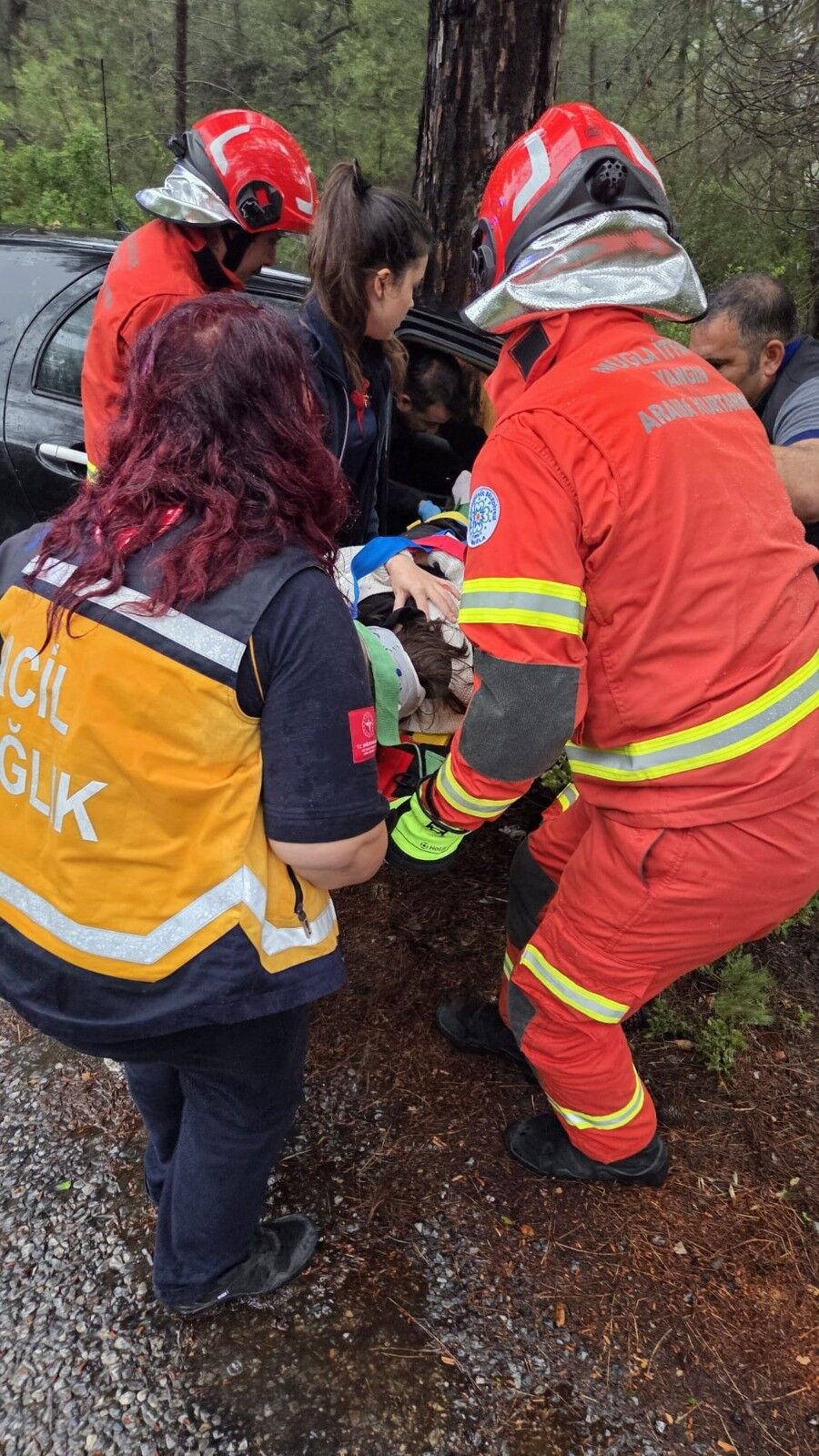 Duvara Çarpan Lüks Araç Hurdaya Döndü! Sürücü Ağır Yaralı (3)