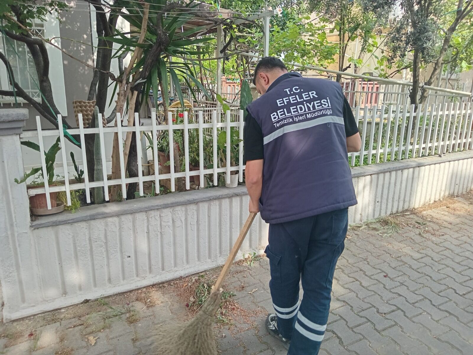 Efeler Bayram Oncesi Kose Bucak Temizleniyor 664328 686C76